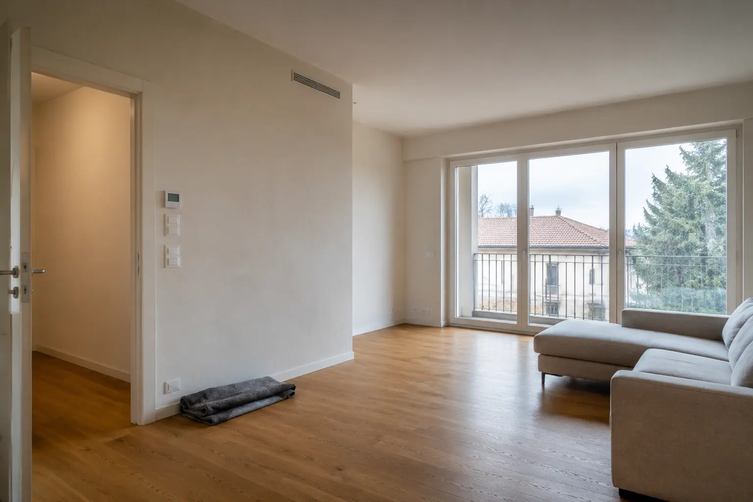 Interno contemporaneo con pareti rifinite a Bergamo
