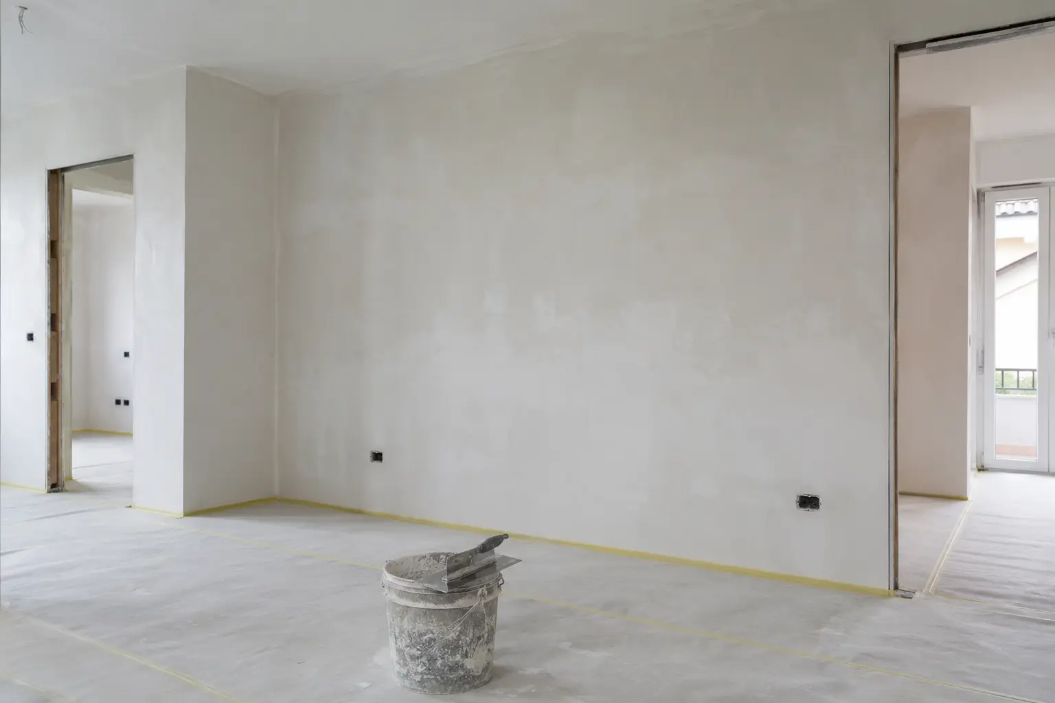 Pareti in fase di rasatura in un appartamento