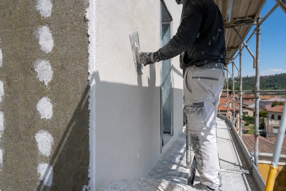 Applicazione di pittura esterna su una facciata a Bergamo